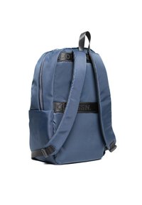 Zaino blu navale realizzato in tessuto resistente, dotato di spallacci imbottiti, una tasca frontale e un logo discreto sulla parte superiore.