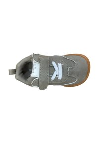 Zapato de tela gris con una correa de velcro, cordones blancos y una suela de goma marrón. Presenta paneles de malla para mayor transpirabilidad.