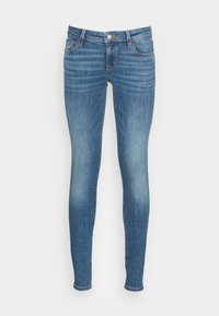 Jeans ajustados en denim azul claro. Presentan un diseño de cinco bolsillos, lavado descolorido y sutiles acentos de costura a lo largo de las costuras y los bolsillos.