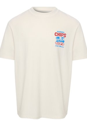 Off-white T-shirt med rød og blå tekst "Potato Chips Santa Monica" samt illustration af palmer, bygninger og kartoffelchips på brystet.