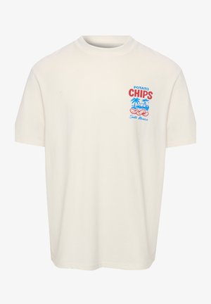 Ecru T-shirt z czerwonym i niebieskim napisem "Potato Chips Santa Monica" oraz ilustracją palm, budynków i chipsów ziemniaczanych na piersi.