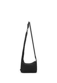 Sort crossbody-task med justerbar rem og lynlåslukning, enkelt og kompakt design, vist mod en hvid baggrund.