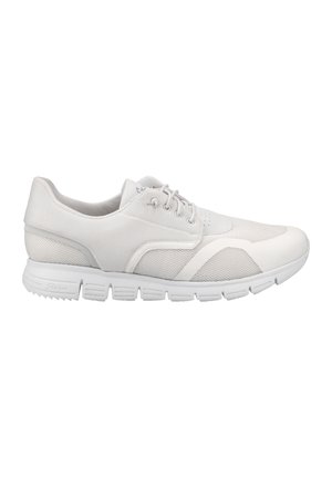 Weiße Sportschuhe mit einem oberen Teil aus Mesh, gepolstertem Schaft und Gummisohle mit einem strukturierten Muster für besseren Halt und Unterstützung.