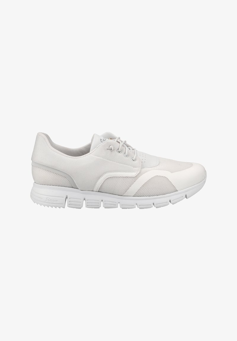 Weiße Sportschuhe mit einem oberen Teil aus Mesh, gepolstertem Schaft und Gummisohle mit einem strukturierten Muster für besseren Halt und Unterstützung.