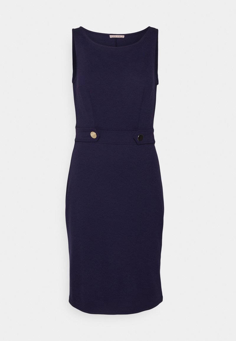 Robe sans manches bleu marine longueur genou avec encolure ronde et ceinture décorative ornée de deux boutons contrastants.