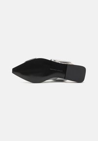 Steve Madden GRAND AVE - Ballerines à brides arrière - silver