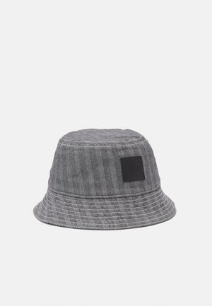 Cappello a secchiello grigio realizzato in tessuto a zigzag, con una larga visiera e un'etichetta nera con logo sul lato.