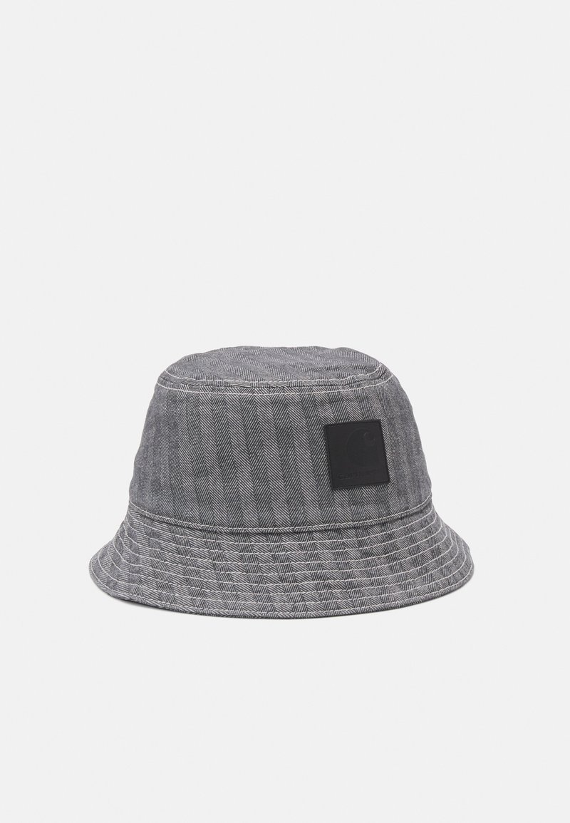Grau melierter Bucket-Hut aus einem Fischgrätmusterstoff, mit einem breiten Rand und einem schwarzen Logo-Patch an der Seite.