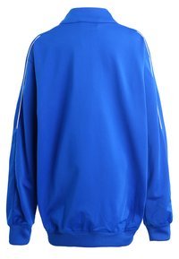Blaues Sportjacke mit Kragen, langen Ärmeln und geripptem Saum. Verfügt über kontrastierende weiße Streifen an den Schultern. Glatte Stofftextur.