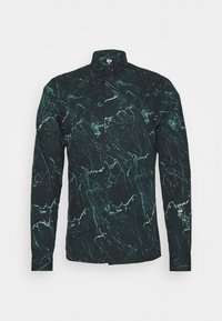 Maglietta nera a maniche lunghe con un motivo a marmo verde e bianco. Presenta un colletto con bottoni e un classico design frontale con bottoni.