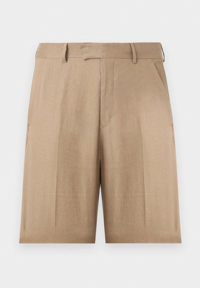 Μπεζ σορτς μέχρι το γόνατο, ραμμένα με ζωνάκια, πλαϊνές τσέπες και εμπρόσθιο κλείσιμο με γάντζο και μπαρέτα σε λευκό φόντο.