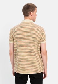 Polo shirt in beige met meerkleurige horizontale strepen, korte mouwen en een klassieke kraag. Gemaakt van lichtgewicht stof met een zachte textuur.