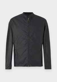 Μαύρο ελαφρύ μπουφάν με ψηλό γιακά, κλείσιμο με φερμουάρ και πλαϊνές τσέπες με κουμπιά πατιλέτα. Διαθέτει ομαλό, ελαφρώς υφασμένο ύφασμα.