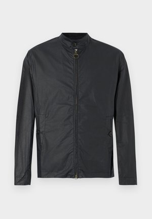 Schwarze, leichte Jacke mit hohem Kragen, Reißverschluss und seitlichen Taschen mit Druckknöpfen. Aus glattem, leicht strukturiertem Stoff.