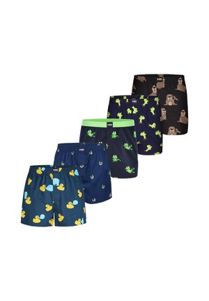 Fem par farverige boxershorts med mønstre af and, andunge, frø og hvalros arrangeret i en trappet formation.