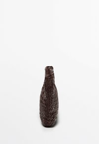 Borsa brown intrecciata con una base arrotondata e un'apertura stretta. Presenta una lavorazione intricata e una superficie liscia.