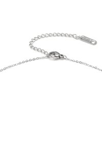 Collana in argento con chiusura a moschettone, design a catena con anelli e un piccolo tag con l'iscrizione "K13" attaccato.