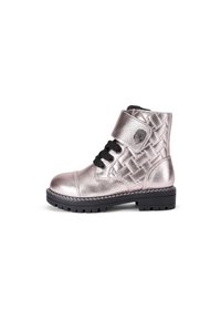 Stivaletto alla caviglia in oro rosa metallico con superficie texturizzata, lacci neri, straps in Velcro e suola in gomma robusta. Presenta dettagli cuciti.