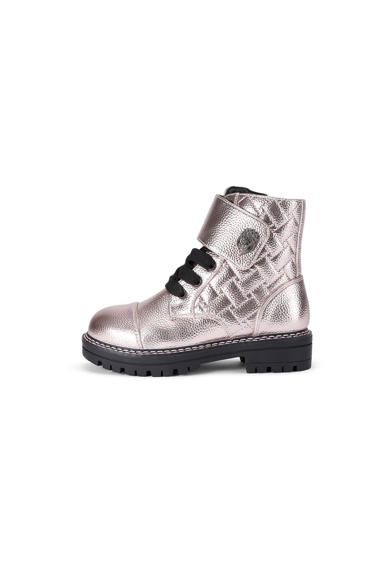 Stivaletto alla caviglia in oro rosa metallico con superficie texturizzata, lacci neri, straps in Velcro e suola in gomma robusta. Presenta dettagli cuciti.