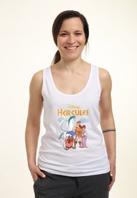 Hvid tanktop med et farverigt tegneserielogo fra "Hercules", der viser karakterer og en vinget hest, med en afslappet pasform.