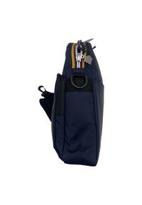 Marinefarbener Stoffbeutel mit Reißverschluss, ausgestattet mit einem mehrfarbigen Streifen entlang der Oberseite, einer Vorderentasche und einer Befestigungsschlaufe an der Seite.