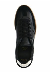 Sneaker in pelle nera con punta arrotondata, lacci neri e un accento sul tallone bianco in contrasto. Presenta una suola in gomma marrone e una marca dorata all'interno.