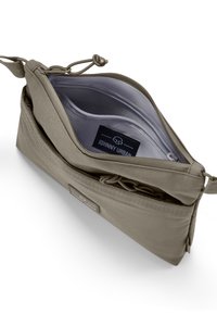 Borsetta in tessuto khaki con chiusura a zip, dotata di una tasca interna e fodera liscia. Etichetta del marchio visibile all'interno. Design compatto e semplice.