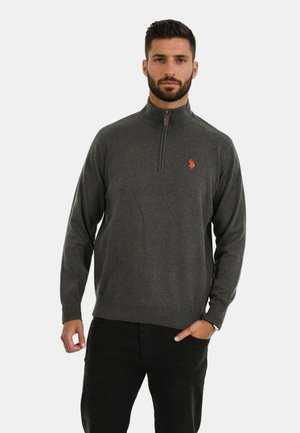 Grauer Reißverschluss-Pullover aus weichem Strickmaterial, mit hohem Kragen und kleinem rotem Logo auf der Brust. Rippbündchen und -saum.