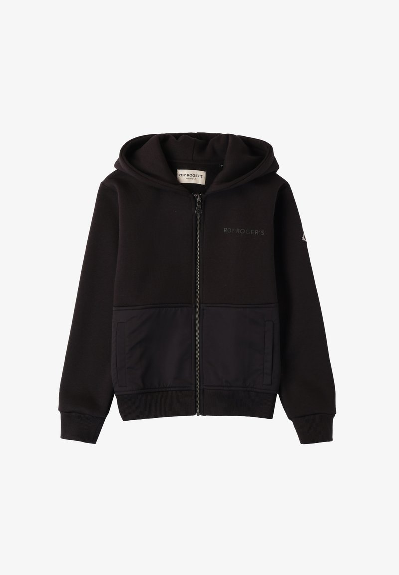 Sudadera negra con cremallera frontal, dos bolsillos inferiores, puños acanalados y una textura suave con un sutil logotipo en el pecho.