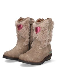 Bruine suède enkellaarsjes met fluffy beige accenten, roze hartapplicatie en een zijrits. Gelaagd ontwerp met een gestapelde hak en stiksels.