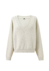 Pull tricoté beige clair avec un col en V, manches longues, motif texturé, et poignets et ourlet côtelés. Le tissu présente de subtils effets mouchetés.