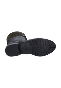 Stivale in pelle nera con tomaia in suede verde oliva testurizzato, dotato di suola in gomma con motivi antiscivolo e dettagli metallici.
