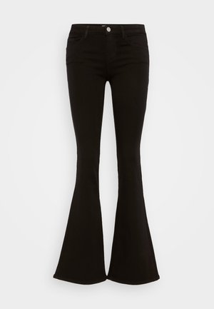 Jean évasé noir en denim, avec une taille haute, des poches avant et une fermeture classique avec un bouton et une braguette zippée.