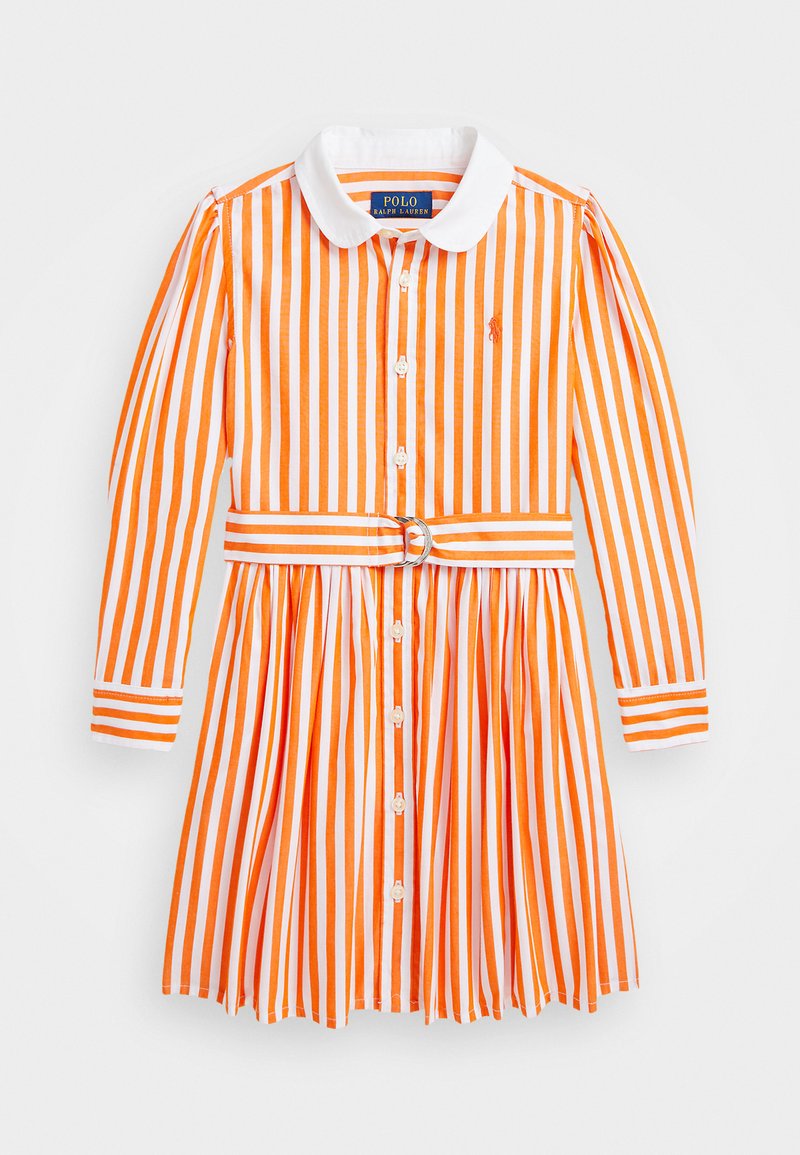 Vestido riscado com listras verticais laranja e brancas, mangas longas, colarinho, fechamento de botão, saia plissada e um detalhe de cinto prateado.