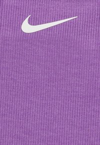 Lilla Nike tank topp med ribbet tekstur; har en fremtredende hvit logo i midten. Enkelt, strømlinjeformet design uten ekstra detaljer.