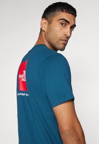 The North Face M SS BOX NSE TEE - Majica kratkih rukava s printom - midnight petrol/red