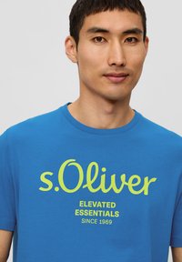s.Oliver MIT GROSSEM LABEL - T-shirt print - royalblau