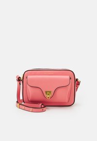Borsa a tracolla rosa in pelle con una finitura texture, dotata di chiusura a patta e accessori in metallo color oro, insieme a una tracolla rimovibile.