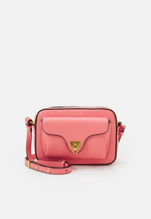 Różowa skórzana torebka typu crossbody o teksturowanym wykończeniu, z klapą oraz złotymi akcentami, wyposażona w odpinany pasek.
