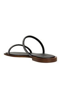 Černé ploché sandály s dvěma zakřivenými popruhy, ozdobené malými kovovými akcenty, s texturovanou stélkou a dřevěnou podrážkou.