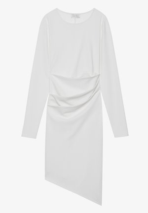 Robe blanche à manches longues avec un col rond, des détails froncés à la taille et un ourlet asymétrique. Tissu lisse avec un léger éclat.