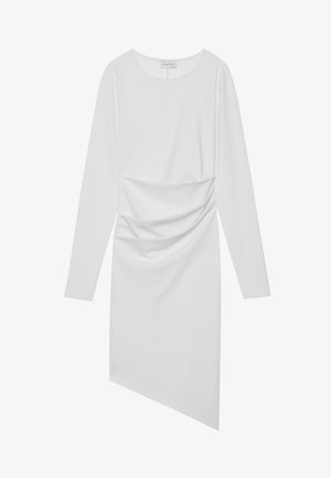 Vestido blanco de manga larga con escote redondeado, detalle fruncido en la cintura y un dobladillo asimétrico. Tejido suave con un ligero brillo.