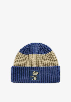 Gebreide beanie in blauw en crème; heeft een omvouwbare rand en een geborduurd Snoopy-patch op een rechthoekige achtergrond.