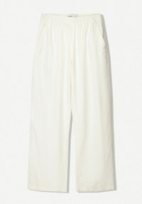 Pantalones anchos blancos, hechos de una tela suave, con cintura elástica y dos bolsillos laterales. Textura suave con costuras mínimamente visibles.