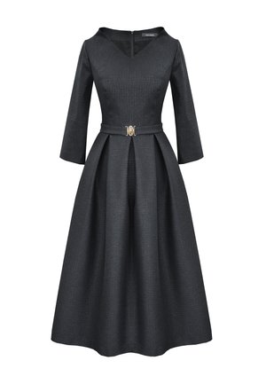 Czarna, teksturowana sukienka w kształcie litery A z rękawami do trzech czwarte, dekoltem w serek oraz paskiem z błyszczącym metalowym akcentem w talii.