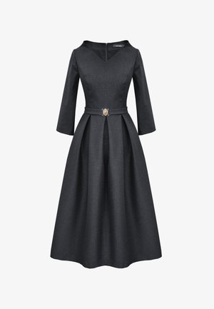 Czarna, teksturowana sukienka w kształcie litery A z rękawami do trzech czwarte, dekoltem w serek oraz paskiem z błyszczącym metalowym akcentem w talii.