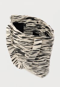 Τσάντα ώμου από καμβά με μοτίβο μαύρων και κρεμ ριγών τίγρη, με δύο ανθεκτικές λαβές και μαύρο εσωτερικό με επένδυση.