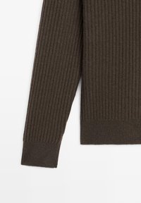 Brązowy sweter w prążki z długimi rękawami i teksturalnym wykończeniem. Dół jest prosty, z dopasowanym krojem.