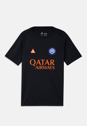 Sort kortærmet sportsskjorte med orange "Qatar Airways"-logo, orange ACG trekantet logo og blå cirkulær emblem på brystet.