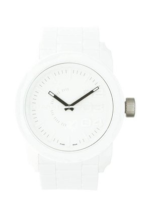 Witte polshorloge met zwarte uur- en minutenaanduiding, textuur witte band en een zilveren kroon aan de rechterkant.